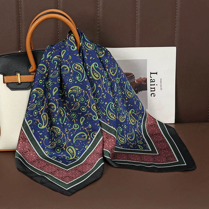Acessório fashion e versátil em cetim macio, ideal como lenço de pescoço, echarpe, hijab, faixa de cabelo, bandana ou detalhe decorativo em bolsas. Elegância e estilo em qualquer ocasião.