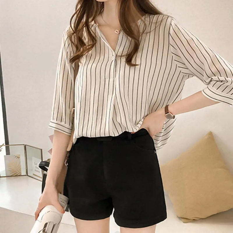 Blusa feminina confortável em poliéster, com design de botões sofisticado, perfeita para escritório ou reuniões. Modelo elegante e versátil, combina facilmente com calças, saias ou terninhos