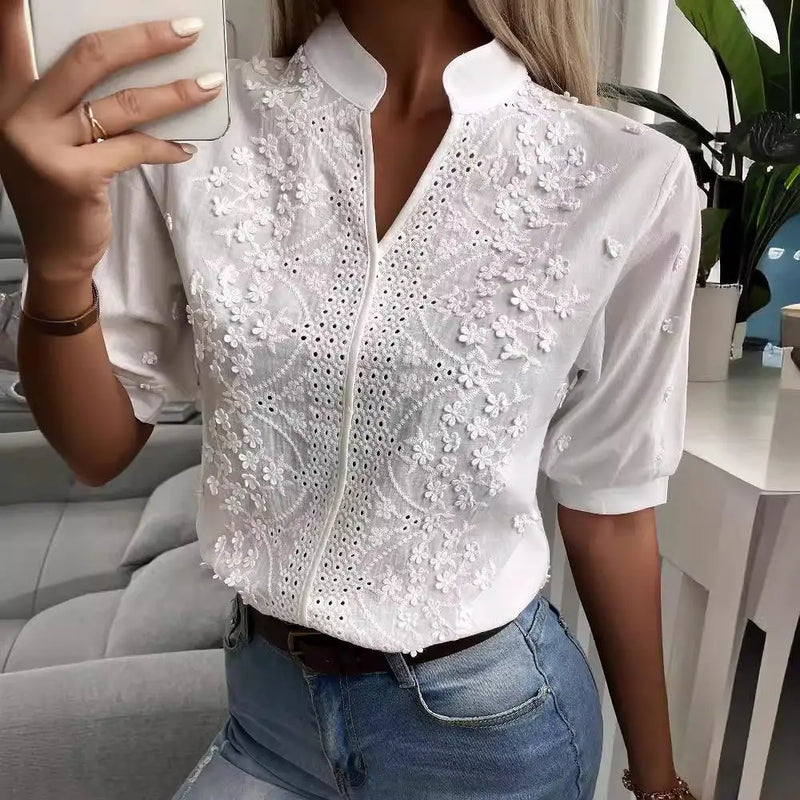 Blusa Feminina de Renda Bordada com Gola Alta – Verão 2026, Poliéster, Elegante e Fashion