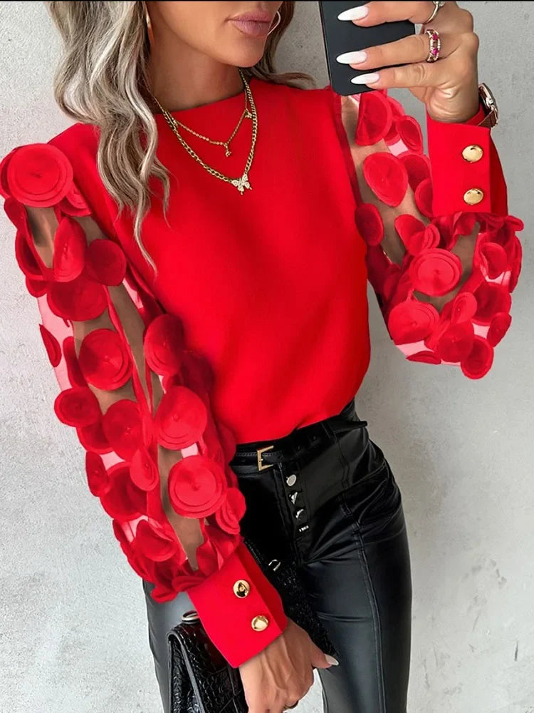 Blusa feminina moderna em mesh transparente com aplicação de renda floral vermelha, estilo pulôver e decote redondo . Elegante e sofisticada, perfeita para looks casuais-chiques
