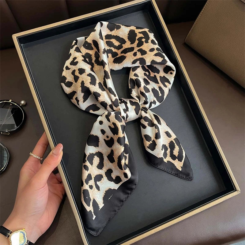 Acessório fashion e versátil em cetim macio, ideal como lenço de pescoço, echarpe, hijab, faixa de cabelo, bandana ou detalhe decorativo em bolsas. Elegância e estilo em qualquer ocasião.