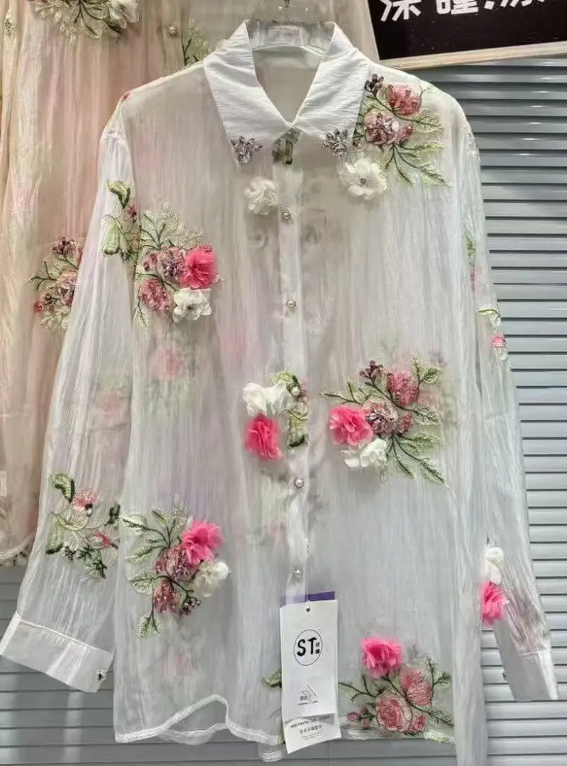 Nova tendência de 2025! Esta blusa feminina combina estilo, conforto e proteção solar. Confeccionada em tecido leve, é perfeita para o verão, oferecendo uma sensação fresca e agradável. O bordado floral adiciona um toque elegante