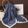 Acessório fashion e versátil em cetim macio, ideal como lenço de pescoço, echarpe, hijab, faixa de cabelo, bandana ou detalhe decorativo em bolsas. Elegância e estilo em qualquer ocasião.
