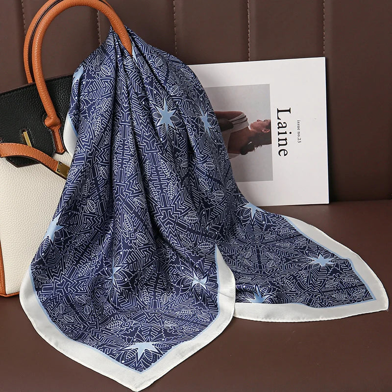 Acessório fashion e versátil em cetim macio, ideal como lenço de pescoço, echarpe, hijab, faixa de cabelo, bandana ou detalhe decorativo em bolsas. Elegância e estilo em qualquer ocasião.