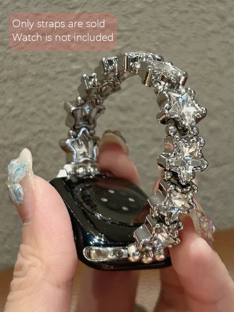 Feita em metal de alta qualidade com detalhes em strass e elasticidade ajustável, proporcionando conforto e estilo. Ideal para transformar seu smartwatch em um acessório sofisticado para uso diário ou eventos especiais.