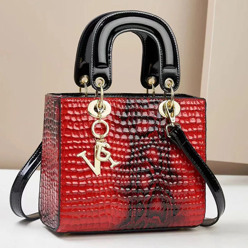Bolsa feminina elegante e moderna, perfeita para o dia a dia ou eventos especiais. Design luxuoso com opção de uso no ombro ou transversal.