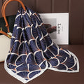 Acessório fashion e versátil em cetim macio, ideal como lenço de pescoço, echarpe, hijab, faixa de cabelo, bandana ou detalhe decorativo em bolsas. Elegância e estilo em qualquer ocasião.