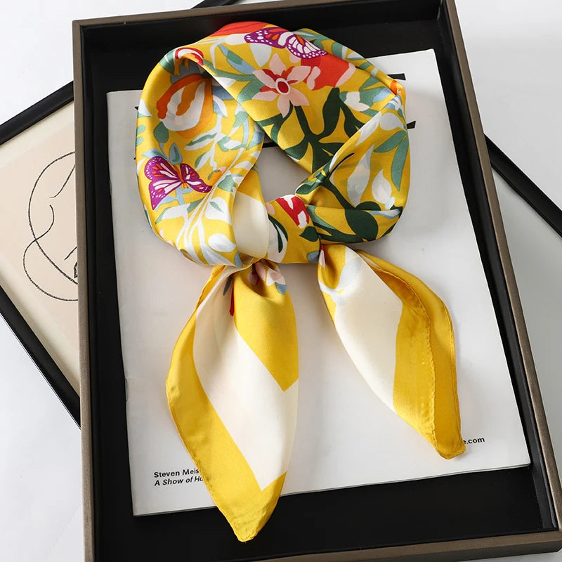 Lenço sofisticado em seda macia, ideal para usar no pescoço, como faixa de cabelo, bandana, hijab de praia, foulard ou acessório de bolsa. Um toque elegante e versátil que transforma qualquer look.