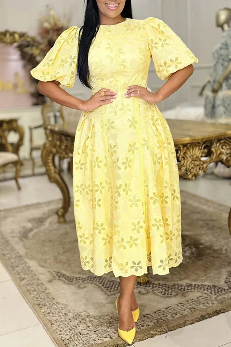 Vestido Midi de Renda Elegante Plus Size – Ideal para convidadas de casamento, em tom amarelo sofisticado, com decote redondo, mangas curtas e delicados recortes que valorizam a silhueta.