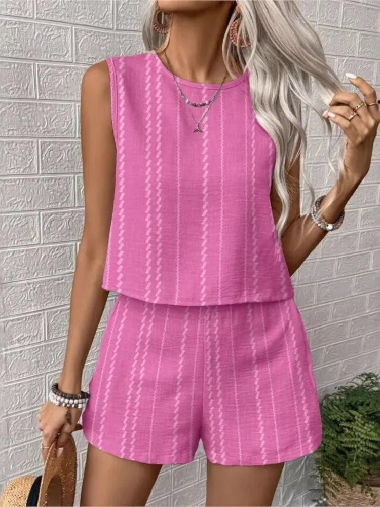 Arrase neste verão com este conjunto feminino casual 2 peças. Composto por top regata com decote O e shorts de cintura alta com estampa listrada, ele oferece conforto, leveza e estilo moderno