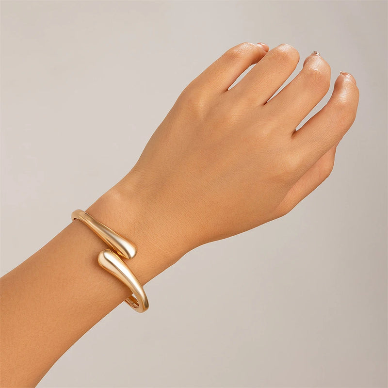 Pulseira Feminina Larga em Metal – Design Torcido Irregular, Aberta e Ajustável, Dourada ou Prateada