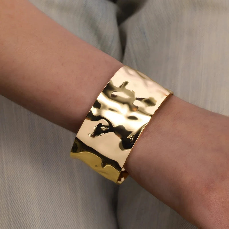 Bracelete Feminino Clássico com Padrão Relevo – Pulseira Cuff em Aço Inoxidável Dourado, Presente Elegante