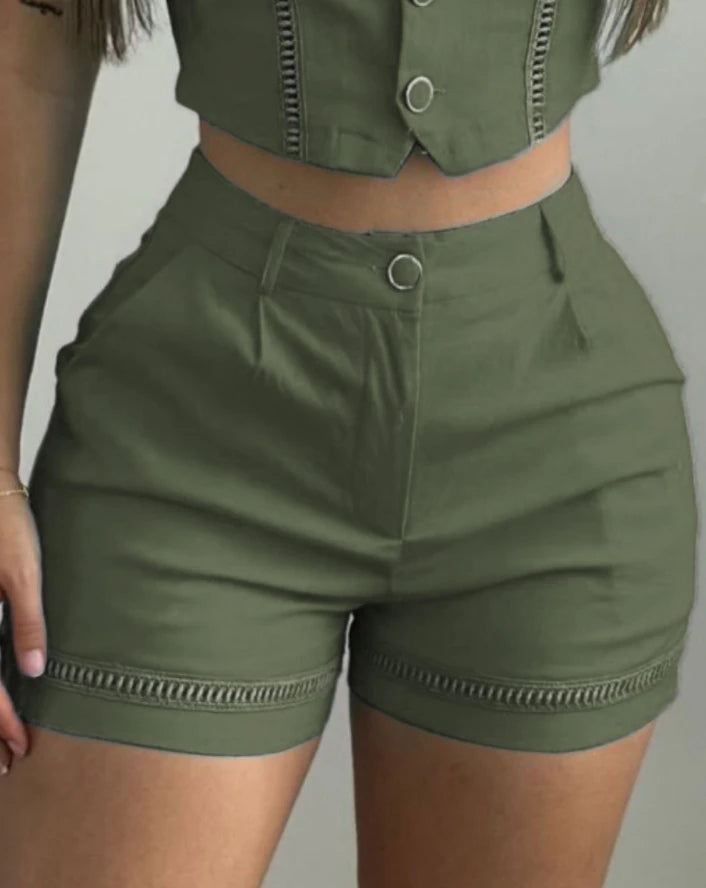 rrase neste verão com este conjunto feminino 2 peças, composto por crop top sem mangas com decote em V e botões, e shorts casuais com bolsos. Confeccionado em tecido leve e respiráve