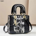 Bolsa feminina elegante e moderna, perfeita para o dia a dia ou eventos especiais. Design luxuoso com opção de uso no ombro ou transversal.