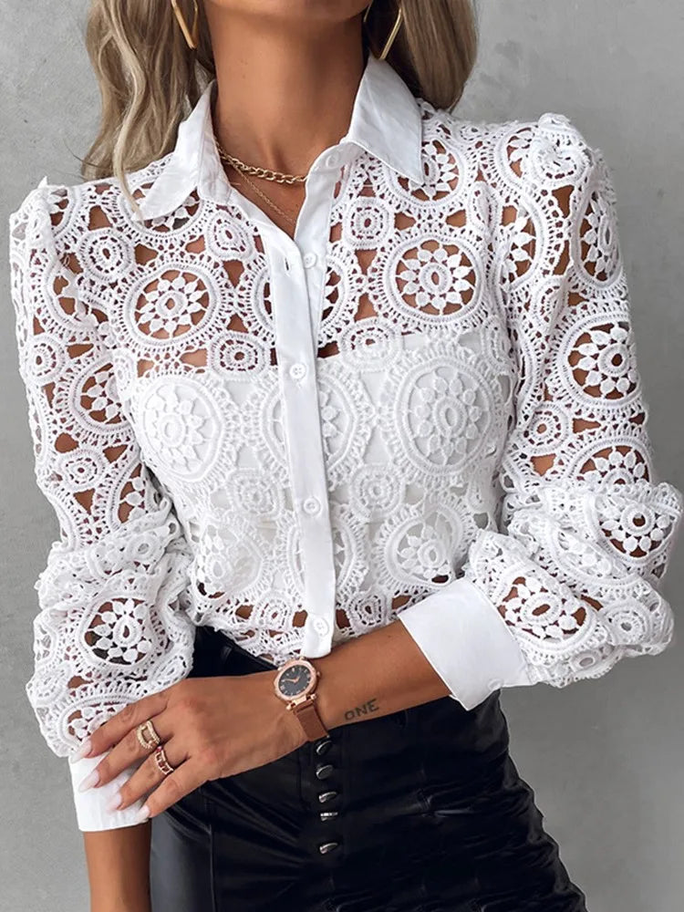 Blusa Feminina Elegante em Renda – Office, Manga Longa, Botões e Decote com Lapela  Blusa feminina sofisticada em renda, ideal para escritório ou eventos casuais-chic  Manga longa com design elegante, proporcionando conforto e estilo