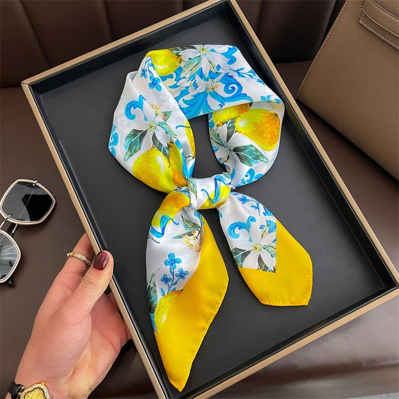Acessório fashion e versátil em cetim macio, ideal como lenço de pescoço, echarpe, hijab, faixa de cabelo, bandana ou detalhe decorativo em bolsas. Elegância e estilo em qualquer ocasião.