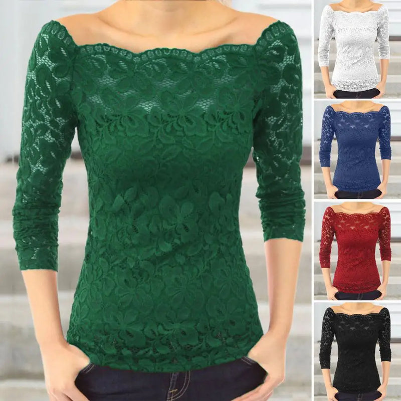 Blusa feminina sofisticada, perfeita para o dia a dia ou para o trabalho. Possui gola assimétrica e detalhes em renda bordada que adicionam um toque elegante