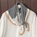 Acessório fashion e versátil em cetim macio, ideal como lenço de pescoço, echarpe, hijab, faixa de cabelo, bandana ou detalhe decorativo em bolsas. Elegância e estilo em qualquer ocasião.
