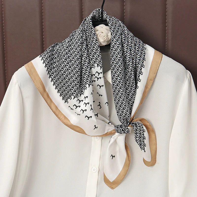Acessório fashion e versátil em cetim macio, ideal como lenço de pescoço, echarpe, hijab, faixa de cabelo, bandana ou detalhe decorativo em bolsas. Elegância e estilo em qualquer ocasião.