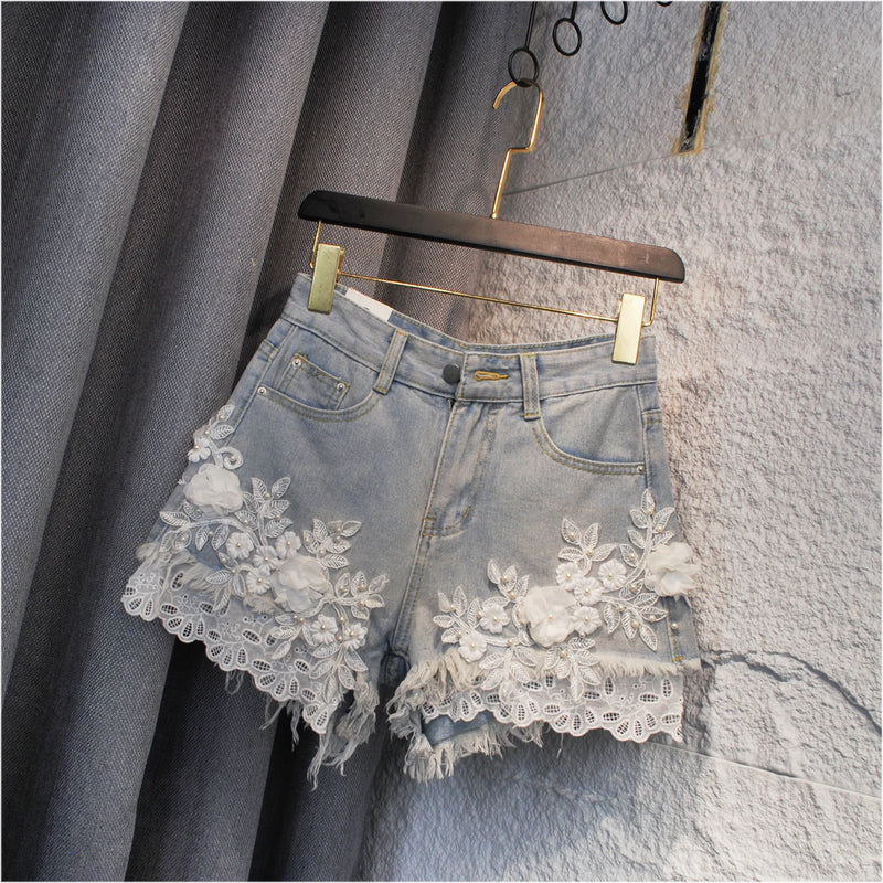 Confeccionado em jeans de alta qualidade, confortável e resistente  Design moderno e elegante, ideal para street style, passeios e eventos casuais  Modelagem que valoriza a silhueta feminina, combinando estilo e conforto