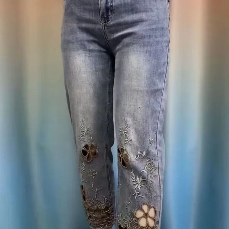 Calça feminina de alta qualidade, com bordado sofisticado e recortes vazados. Estilo tubo cigarette, cintura alta e tecido leve, perfeita para um look moderno e elegante no verão.