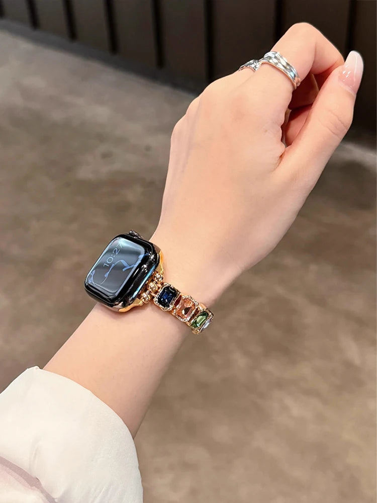 Feita em metal de alta qualidade com detalhes em strass e elasticidade ajustável, proporcionando conforto e estilo. Ideal para transformar seu smartwatch em um acessório sofisticado para uso diário ou eventos especiais.