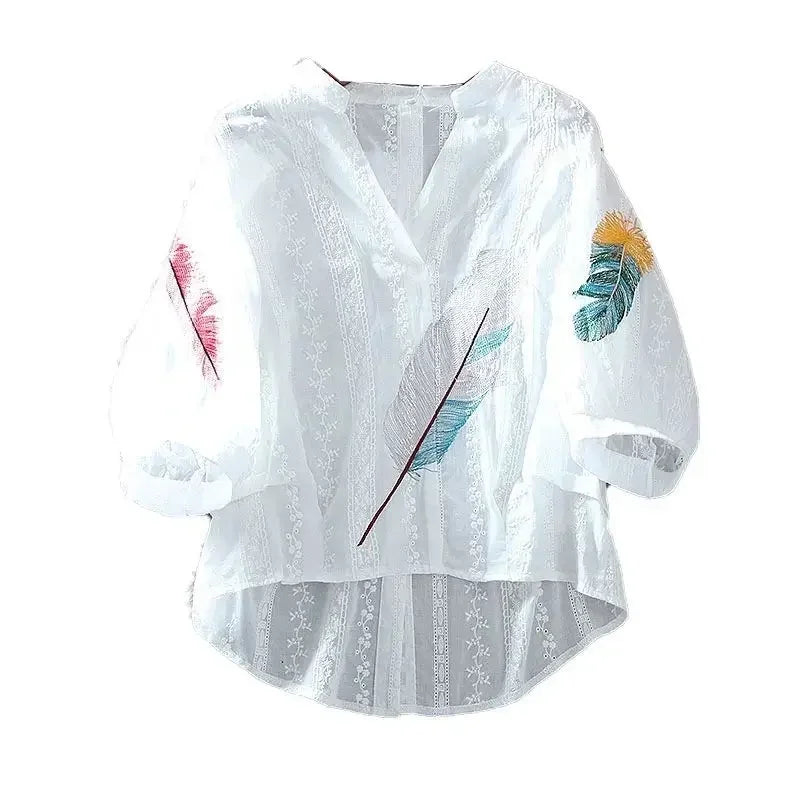 Mantenha-se elegante e fresca neste verão com nossa blusa feminina de algodão com renda. O decote em V e as mangas lanterna adicionam um toque sofisticado, enquanto o bordado floral