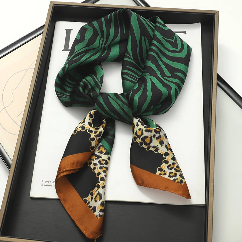 Lenço sofisticado em seda macia, ideal para usar no pescoço, como faixa de cabelo, bandana, hijab de praia, foulard ou acessório de bolsa. Um toque elegante e versátil que transforma qualquer look.