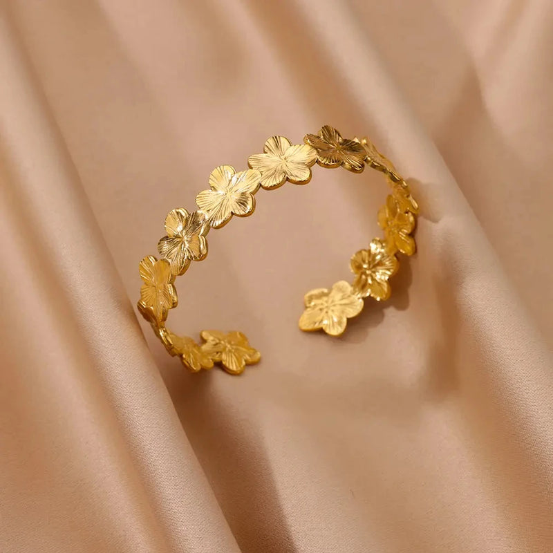 Bracelete Feminino Clássico com Padrão Relevo – Pulseira Cuff em Aço Inoxidável Dourado, Presente Elegante