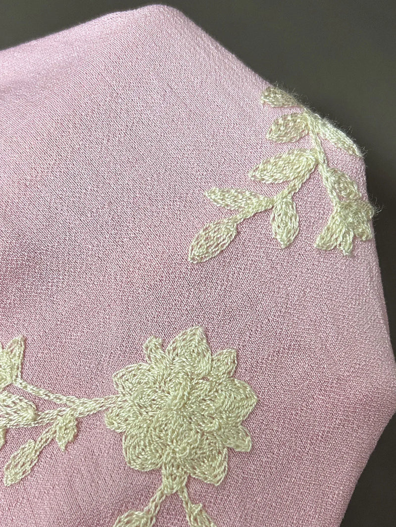 Blusa Feminina de Outono com Bordado – Manga Longa e Gola Lapela