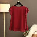 Blusa feminina elegante em chiffon leve com estampa listrada, corte slim fit e mangas longas. Com gola alta e fechamento frontal com botões, é perfeita para looks