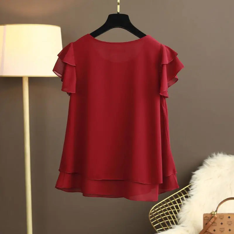 Blusa feminina elegante em chiffon leve com estampa listrada, corte slim fit e mangas longas. Com gola alta e fechamento frontal com botões, é perfeita para looks