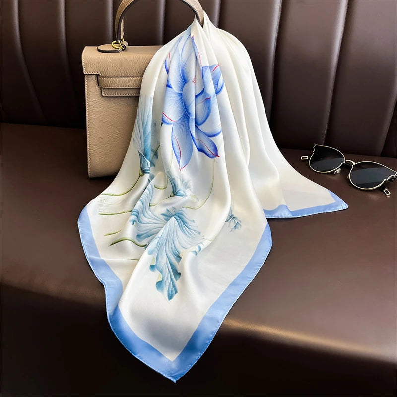 Acessório fashion e versátil em cetim macio, ideal como lenço de pescoço, echarpe, hijab, faixa de cabelo, bandana ou detalhe decorativo em bolsas. Elegância e estilo em qualquer ocasião.