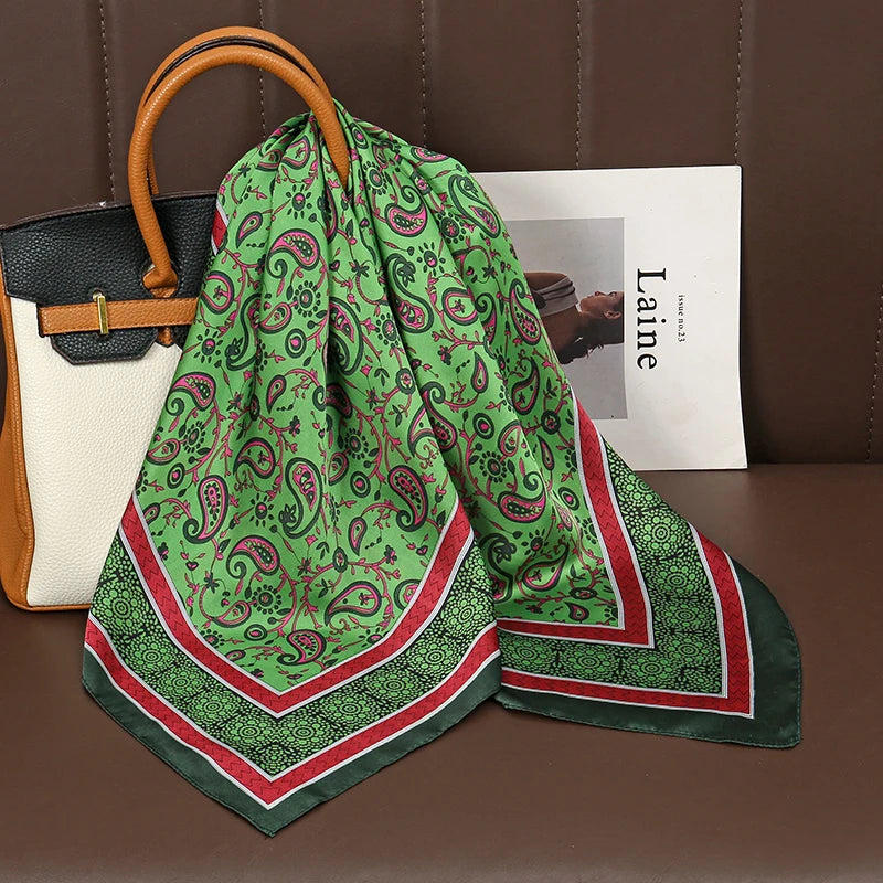 Acessório fashion e versátil em cetim macio, ideal como lenço de pescoço, echarpe, hijab, faixa de cabelo, bandana ou detalhe decorativo em bolsas. Elegância e estilo em qualquer ocasião.