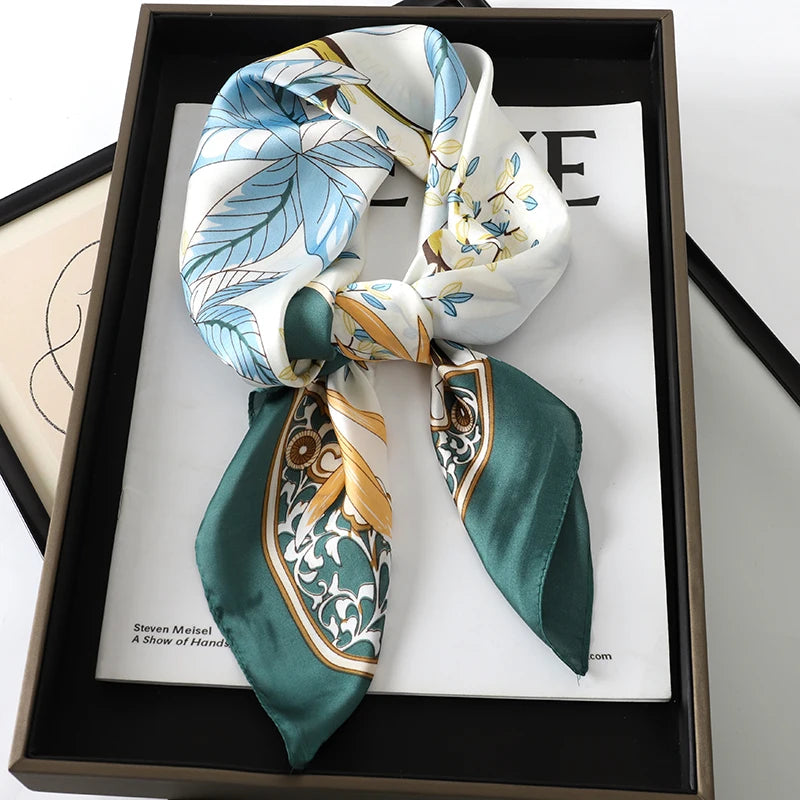 Lenço sofisticado em seda macia, ideal para usar no pescoço, como faixa de cabelo, bandana, hijab de praia, foulard ou acessório de bolsa. Um toque elegante e versátil que transforma qualquer look.