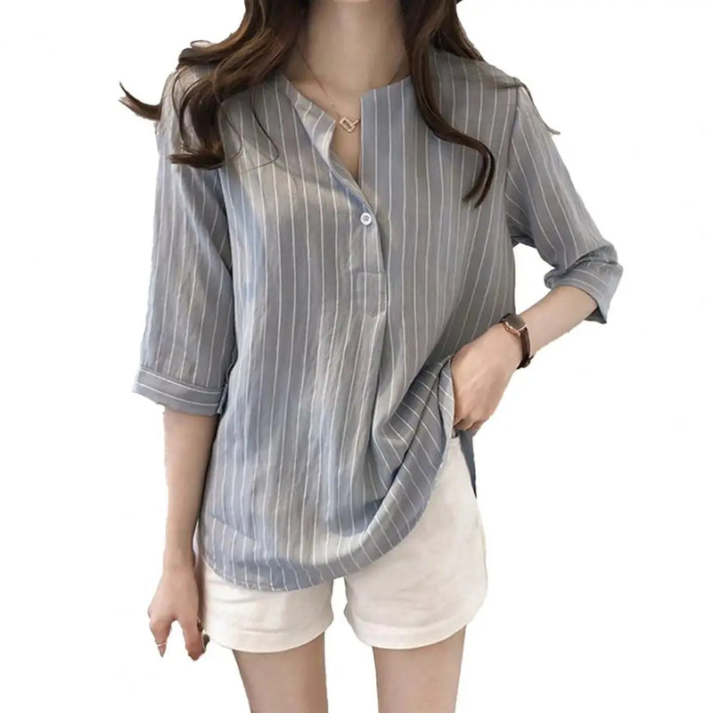 Blusa feminina confortável em poliéster, com design de botões sofisticado, perfeita para escritório ou reuniões. Modelo elegante e versátil, combina facilmente com calças, saias ou terninhos