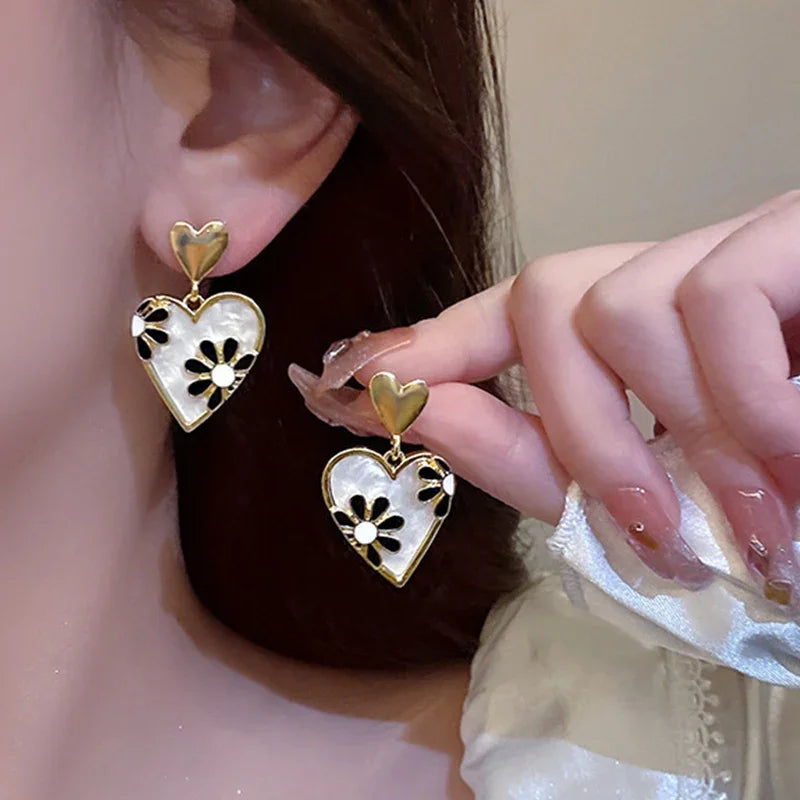 Brincos Femininos Retrô Fashion em Forma de Coração com Flor Margarida – Esmalte