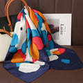 Acessório fashion e versátil em cetim macio, ideal como lenço de pescoço, echarpe, hijab, faixa de cabelo, bandana ou detalhe decorativo em bolsas. Elegância e estilo em qualquer ocasião.
