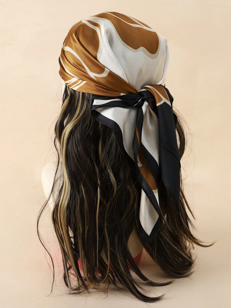 Lenço sofisticado em seda macia, ideal para usar no pescoço, como faixa de cabelo, bandana, hijab de praia, foulard ou acessório de bolsa. Um toque elegante e versátil que transforma qualquer look.