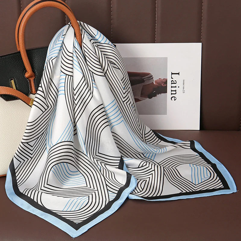 Acessório fashion e versátil em cetim macio, ideal como lenço de pescoço, echarpe, hijab, faixa de cabelo, bandana ou detalhe decorativo em bolsas. Elegância e estilo em qualquer ocasião.