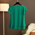 Blusa feminina elegante em chiffon leve com estampa listrada, corte slim fit e mangas longas. Com gola alta e fechamento frontal com botões, é perfeita para looks