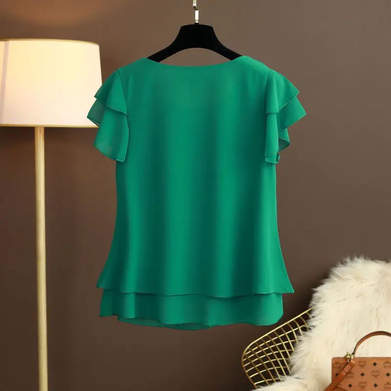 Blusa feminina elegante em chiffon leve com estampa listrada, corte slim fit e mangas longas. Com gola alta e fechamento frontal com botões, é perfeita para looks