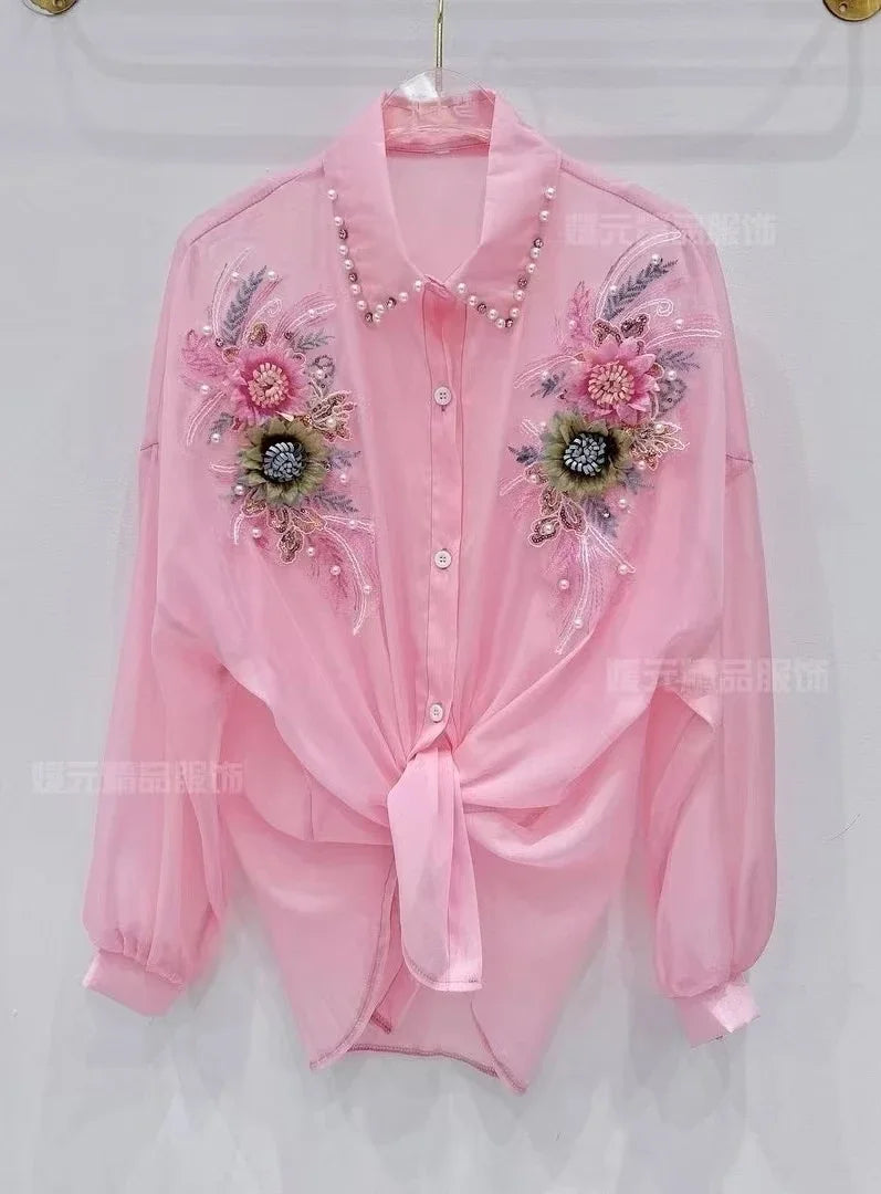 Blusa/Cardigan Feminina com Flores 3D e Bordado de Pedras – Proteção Solar  Design luxuoso com flores 3D e aplicação de pedrarias (beads/diamonds)  manga longa e modelo solto (loose fit) para máximo conforto