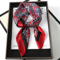 Lenço sofisticado em seda macia, ideal para usar no pescoço, como faixa de cabelo, bandana, hijab de praia, foulard ou acessório de bolsa. Um toque elegante e versátil que transforma qualquer look.