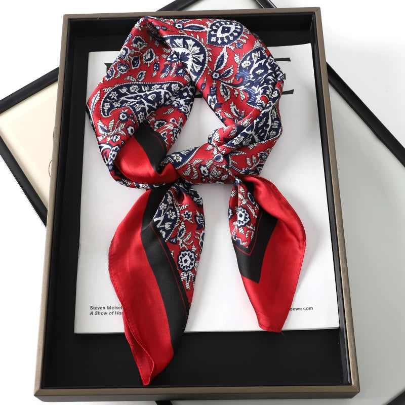 Lenço sofisticado em seda macia, ideal para usar no pescoço, como faixa de cabelo, bandana, hijab de praia, foulard ou acessório de bolsa. Um toque elegante e versátil que transforma qualquer look.