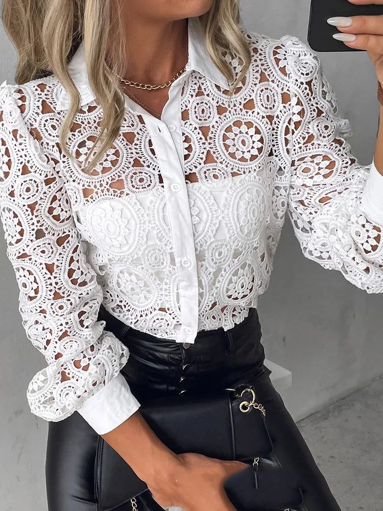 Blusa Feminina Elegante em Renda – Office, Manga Longa, Botões e Decote com Lapela  Blusa feminina sofisticada em renda, ideal para escritório ou eventos casuais-chic  Manga longa com design elegante, proporcionando conforto e estilo