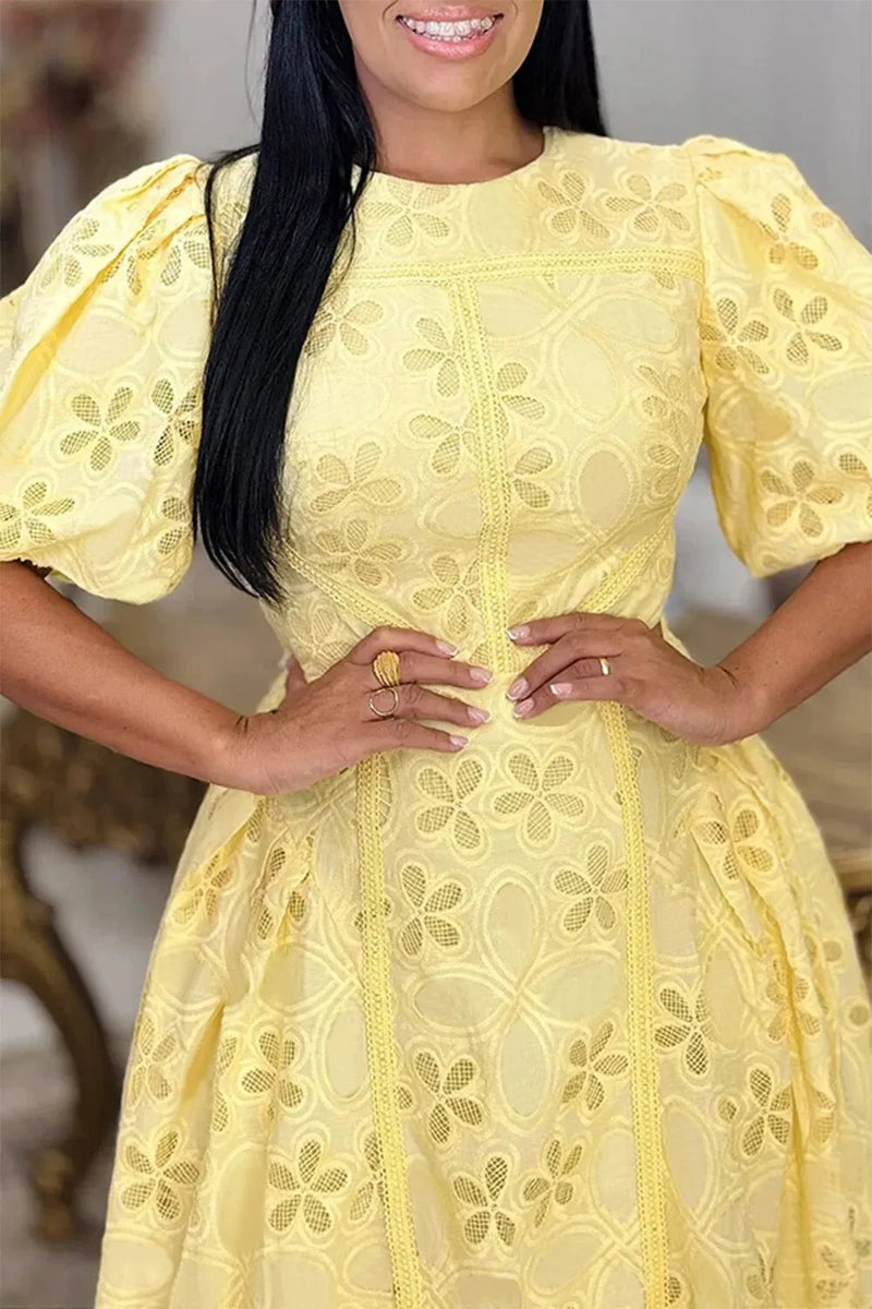 Vestido Midi de Renda Elegante Plus Size – Ideal para convidadas de casamento, em tom amarelo sofisticado, com decote redondo, mangas curtas e delicados recortes que valorizam a silhueta.