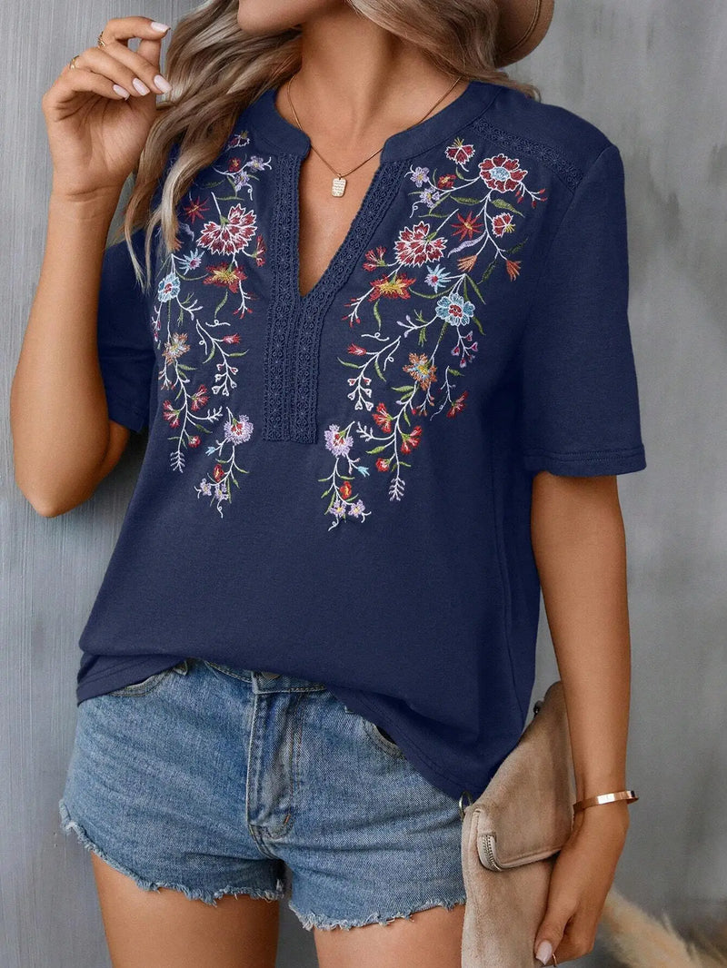 Blusa Feminina de Renda Bordada com Manga Curta – Decote V – Streetwear Floral Casual – Verão 2026