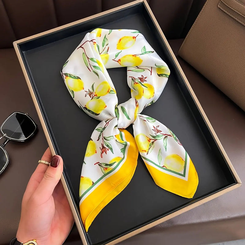 Acessório fashion e versátil em cetim macio, ideal como lenço de pescoço, echarpe, hijab, faixa de cabelo, bandana ou detalhe decorativo em bolsas. Elegância e estilo em qualquer ocasião.