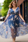 Vestido maxi feminino elegante, feito em tule azul com sobreposição estampada floral e forro confortável. Estilo A-linha com caimento fluido, perfeito para casamentos, festas ou eventos formais.